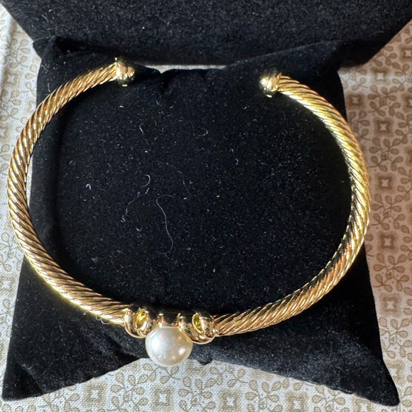 Jewelry - Elegant Gold Bracelet with Pearl Accent